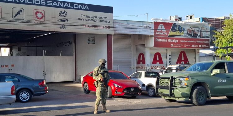 Sujetos armados atacan a balazos un taller mecánico y dañan varios vehículos