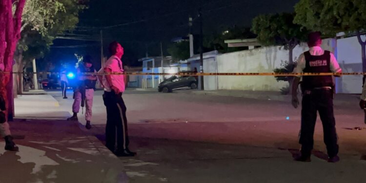 Aseguran vehículo con impactos de balas y accidentado en la 21 de Marzo