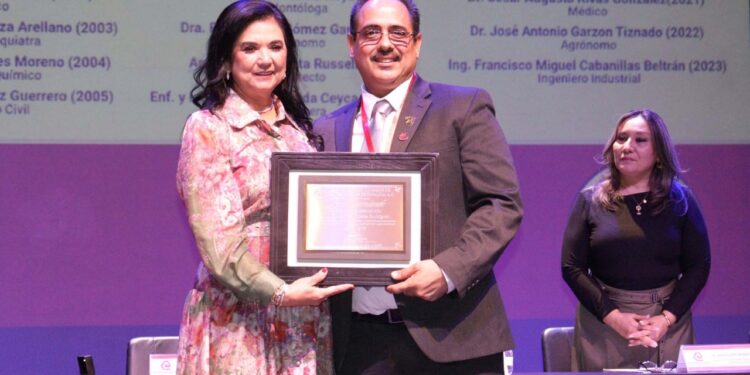 Andrés Ultreras Rodríguez, investigador de la UAS recibe el Reconocimiento a la Trayectoria Profesional 2024