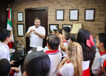 “Siempre tendrán un presidente amigo”: Alcalde de Badiraguato convive en Palacio Municipal con alumnos de primaria 