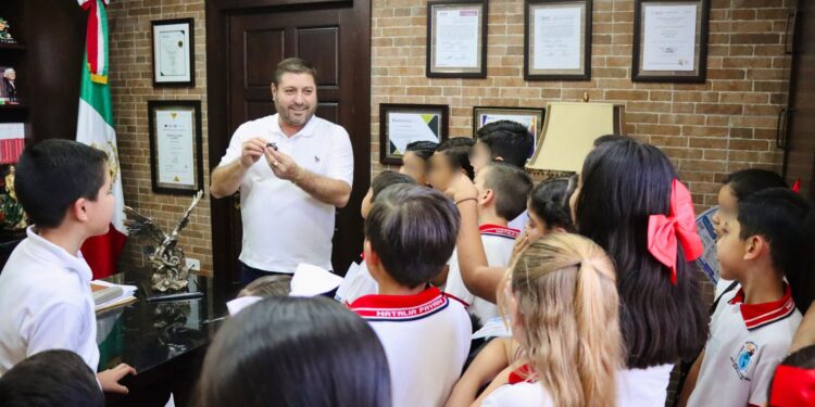 “Siempre tendrán un presidente amigo”: Alcalde de Badiraguato convive en Palacio Municipal con alumnos de primaria 