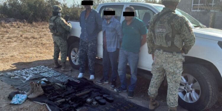 Detienen a 3 civiles con armas, droga y vehículo robado en Culiacán