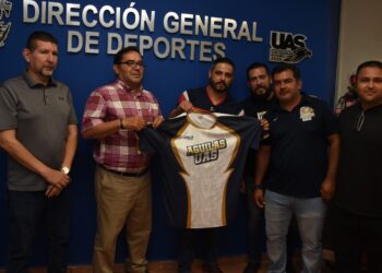 Deportes y el SUNTUAS, entregan uniformes al equipo de fútbol soccer categoría máster “Águilas SUNTUAS UAS”