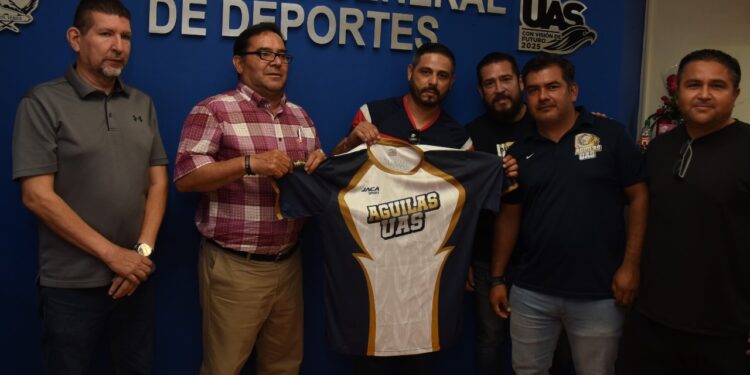 Deportes y el SUNTUAS, entregan uniformes al equipo de fútbol soccer categoría máster “Águilas SUNTUAS UAS”