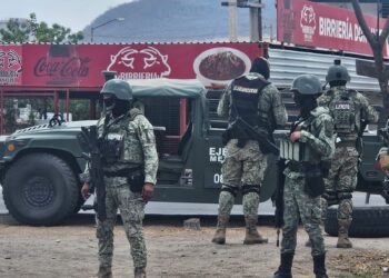 Heridos 3 militares al salirse una rueda y el eje de Hummer en que circulaban frente al Mercado de Abastos