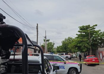 Ejecutan a balazos a un mujer frente a una escuela en Villa Bonita