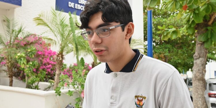Eric Alejandro Muñoz Martínez, estudiante del tercer grado de la Preparatoria de la UAS, rumbo al nacional Astronomía
