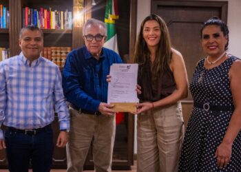 Entrega Gobernador Rocha título que da certeza jurídica a propiedad familiar de María del Rosario Espinoza en La Brecha, Guasave