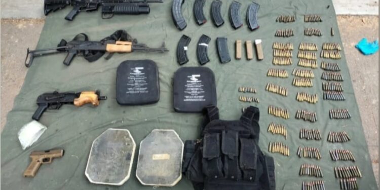 Grupo Interinstitucional asegura a un civil, un vehículo, armamento y equipo táctico en Culiacán