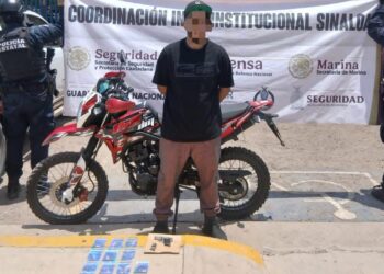 Detienen a motociclista con arma y droga en Culiacán