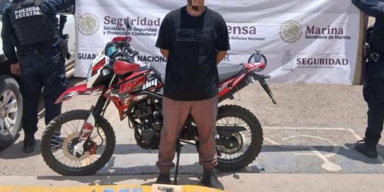 Detienen a motociclista con arma y droga en Culiacán