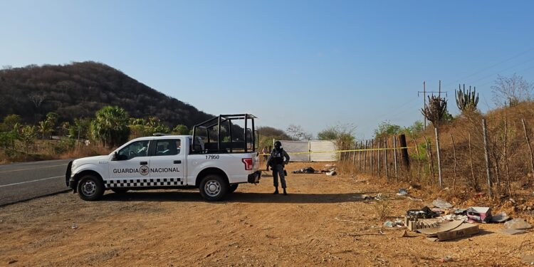 Hallan a un hombre ejecutado a balazos, envuelto en plásticos y una cobija