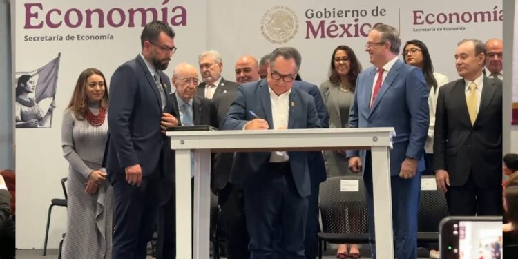 La Universidad Autónoma de Sinaloa a través del Rector Jesús Madueña Molina, firmó el Convenio de Colaboración del “Comité Educativo de Minería México 2025”