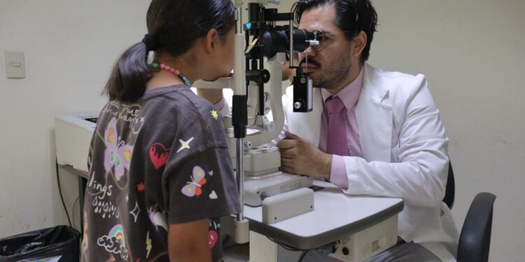 Cirugías oculares como la refractiva tiene una ventaja importante en la reducción o eliminación de problemas visuales: explica especialista