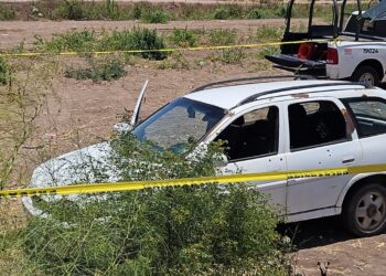 Hallan abandonado un vehículo de un policía de Navolato con impactos de balas y rastros de sangre
