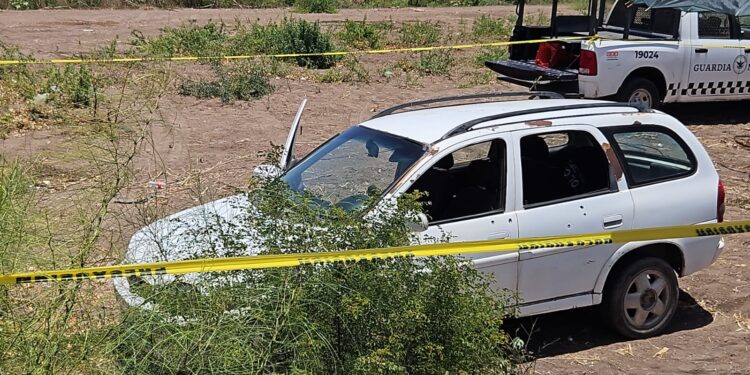 Hallan abandonado un vehículo de un policía de Navolato con impactos de balas y rastros de sangre