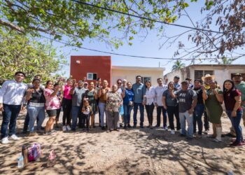 Juan de Dios Gámez entrega puente y viviendas en la sindicatura de Higueras de Abuya