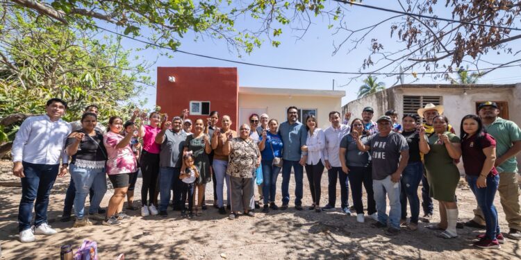 Juan de Dios Gámez entrega puente y viviendas en la sindicatura de Higueras de Abuya