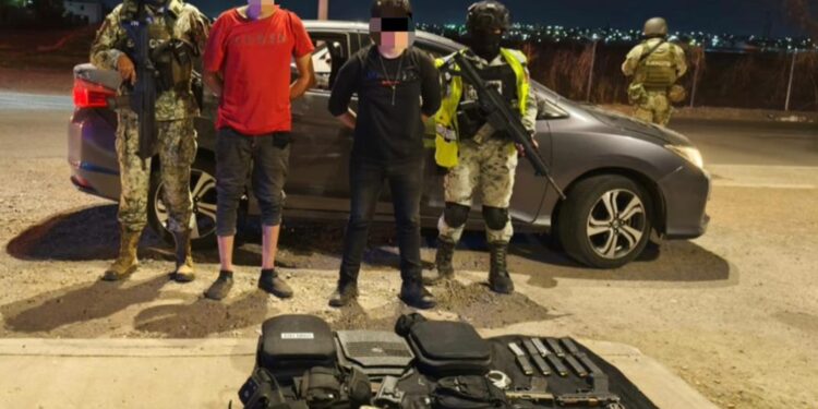 Grupo Interinstitucional detiene a 2 personas con armas, droga y vehículo robado