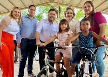 Eneyda Rocha y José Paz López entregan apoyos alimenticios en comunidades de Badiraguato