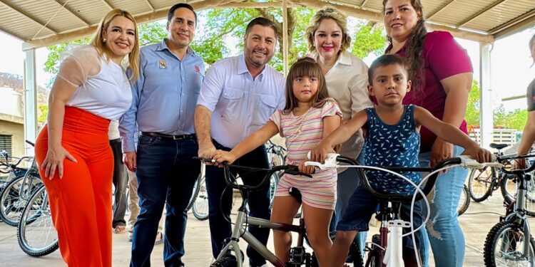 Eneyda Rocha y José Paz López entregan apoyos alimenticios en comunidades de Badiraguato