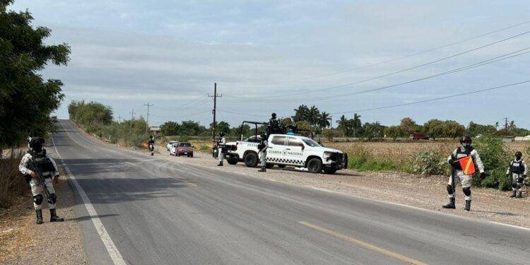 Abandonan el cuerpo sin vida de un hombre con un mensaje escrito en un cartón en Balbuena, Navolato