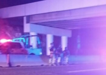 Dejan a dos hombres sin vida colgados de un puente de la autopista Benito Juárez en Mocorito