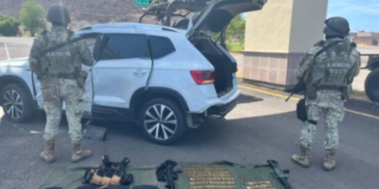 Aseguran un vehículo, armamento y equipo táctico en Culiacán