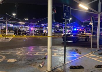 Asesinan a balazos a un joven en el estacionamiento de Walmart México 68