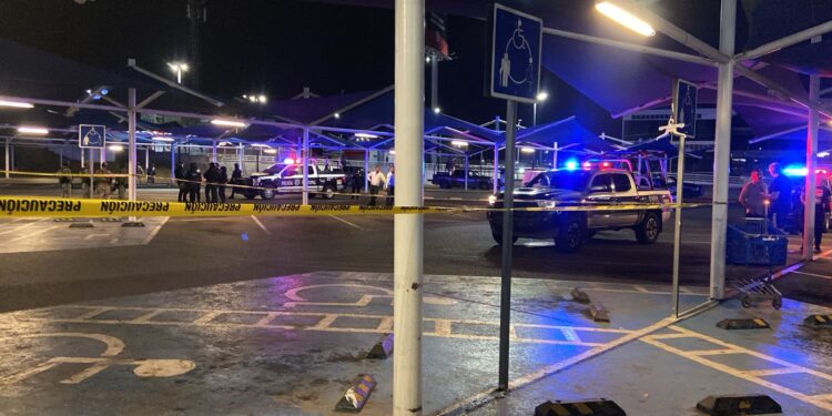 Asesinan a balazos a un joven en el estacionamiento de Walmart México 68