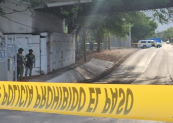 Hallan a un hombre asesinado debajo del puente del bulevar Rolando Arjona
