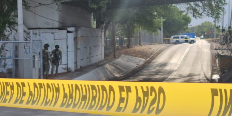 Hallan a un hombre asesinado debajo del puente del bulevar Rolando Arjona