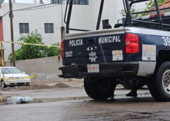 Salió a barrer la banqueta de su domicilio y fue atacado a balazos