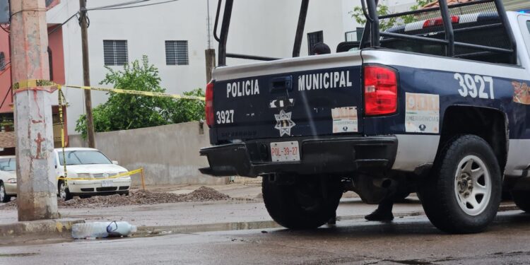 Salió a barrer la banqueta de su domicilio y fue atacado a balazos