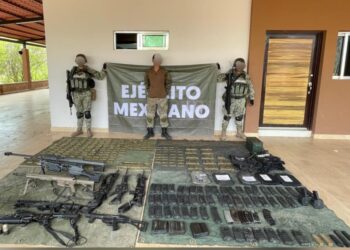 Detienen a un joven y asegura armas de fuego, vehículos y municiones en Culiacán