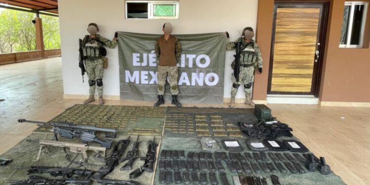 Detienen a un joven y asegura armas de fuego, vehículos y municiones en Culiacán