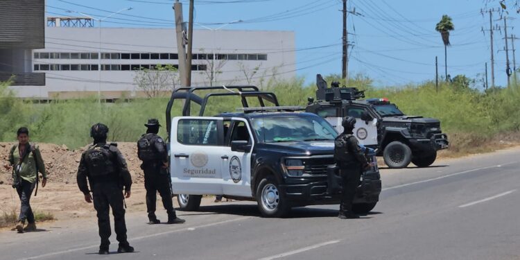 Detienen a presunto integrante del crimen organizado; le aseguran un vehículo y armas