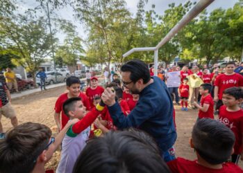 A petición de niños y madres, Juan de Dios Gámez se compromete a construir otra cancha de pasto sintético