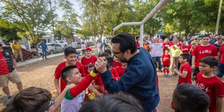 A petición de niños y madres, Juan de Dios Gámez se compromete a construir otra cancha de pasto sintético