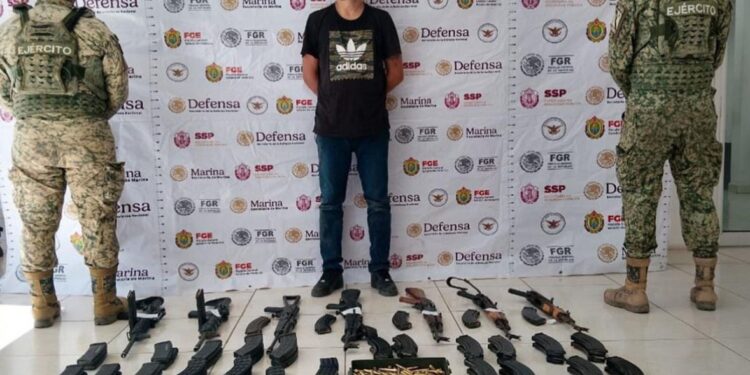 Detienen a civil con armamento y vehículo con placas sobrepuestas en Navolato