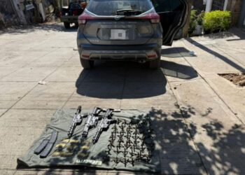 Aseguran camioneta robada, armamento y ponchallantas en Culiacán