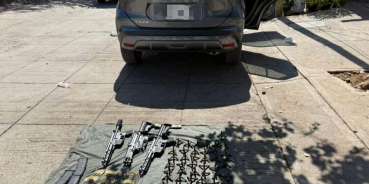 Aseguran camioneta robada, armamento y ponchallantas en Culiacán