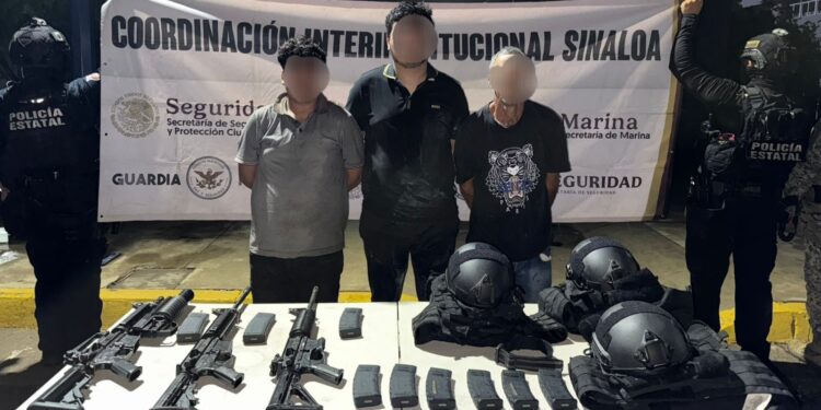 Grupo interinstitucional rescata a persona privada de la libertad, detiene a tres civiles y asegura armamento en Culiacán