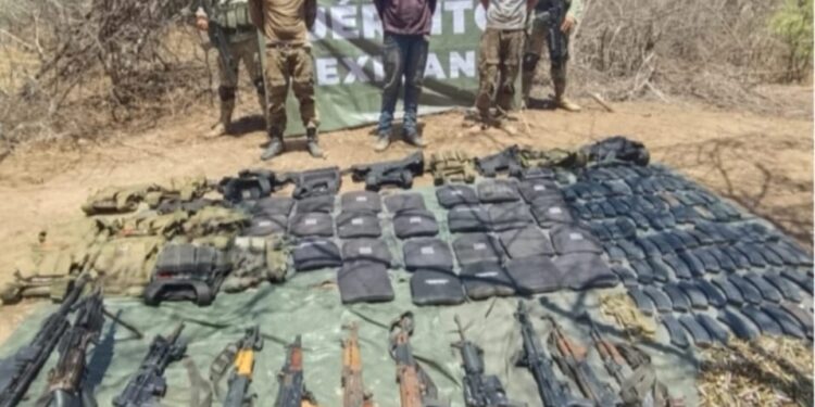 Tras agresión en Culiacán, Grupo Interinstitucional asegura a 3 civiles, 2 vehículos, armas, cargadores, cartuchos y equipo táctico