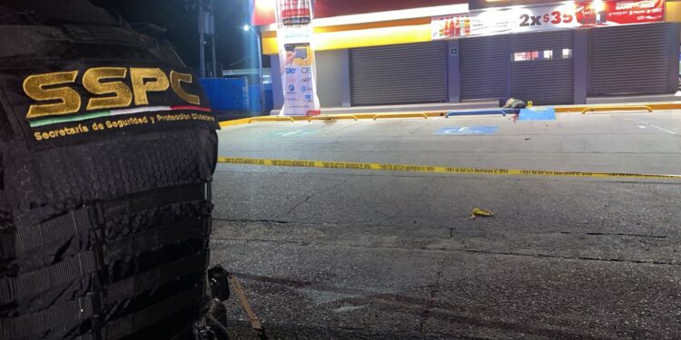Un joven murió y una mujer resultó herida durante un atentado a balazos frente a un Oxxo en El Limón de Los Ramos