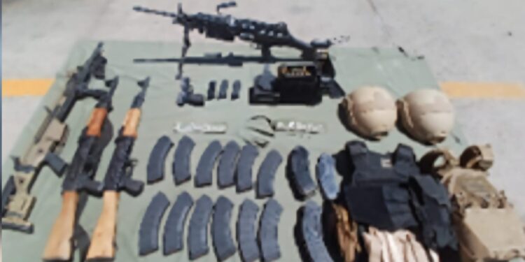 Grupo Interinstitucional asegura vehículo, armas, municiones y equipo táctico en Navolato