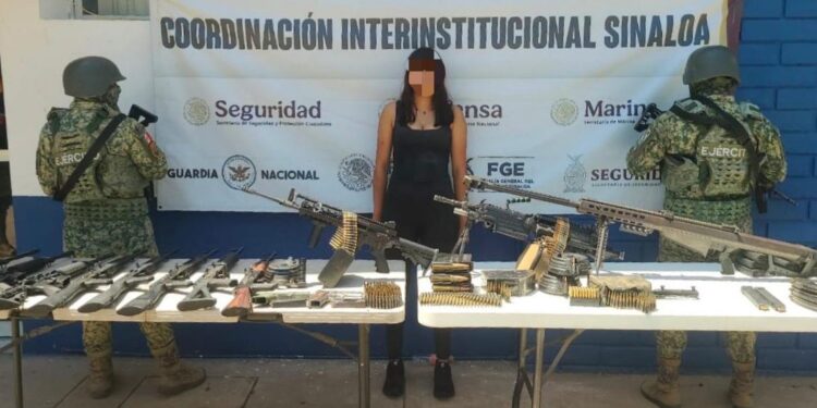 Grupo Interinstitucional detiene a dos hombres y una mujer y asegura armamento y vehículos con reporte de robo, en Aguaruto