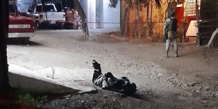 Abandonan a un hombre sin vida envuelto en plásticos en la colonia Real de Minas