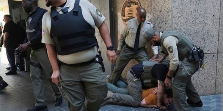 Al menos 11 mexicanos arrestados en las redadas de ICE en Los Ángeles; suman dos días de protestas