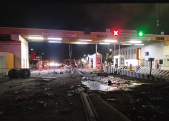 Tres personas murieron al chocar un trailer contra la caseta de cobro de Alhuey de la autopista Benito Juárez